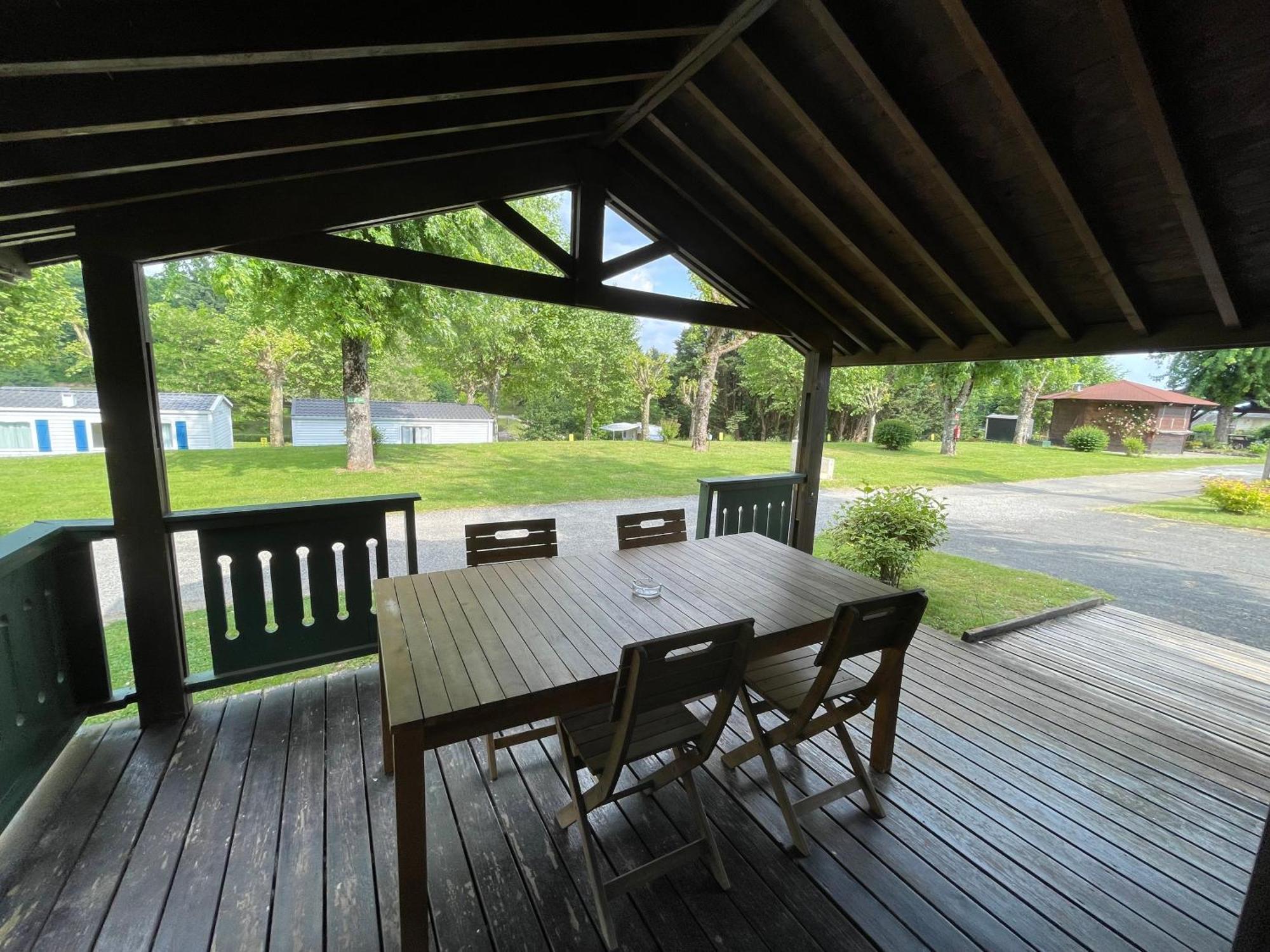 Camping Les Etoiles Saint-Sornin-Lavolps Exterior foto